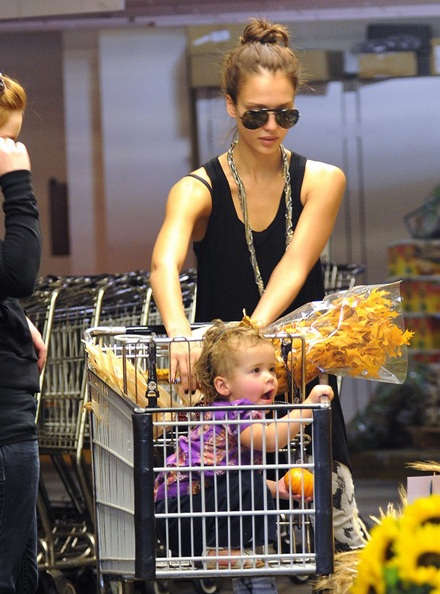 Theo chân mẹ con Jessica Alba đi sắm đồ Halloween  - 6