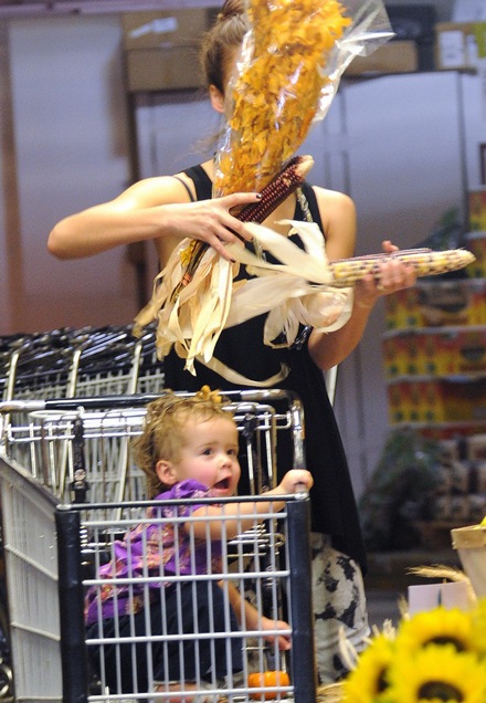 Theo chân mẹ con Jessica Alba đi sắm đồ Halloween  - 4