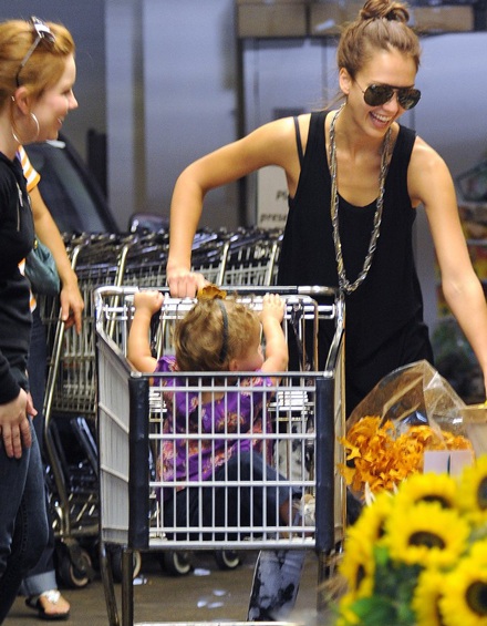 Theo chân mẹ con Jessica Alba đi sắm đồ Halloween  - 2