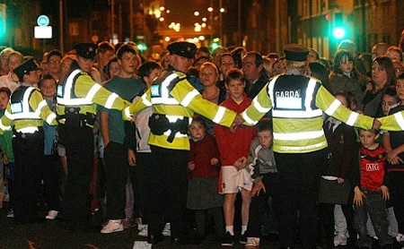 Nhóm Boyzone thức qua đêm bên lĩnh cữu Stephen Gately - 11