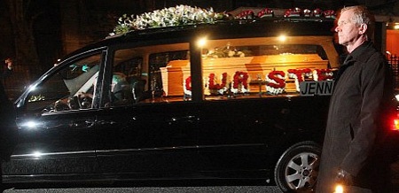 Nhóm Boyzone thức qua đêm bên lĩnh cữu Stephen Gately - 9