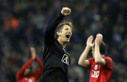 Van der Sar hài lòng với màn tái xuất - 1