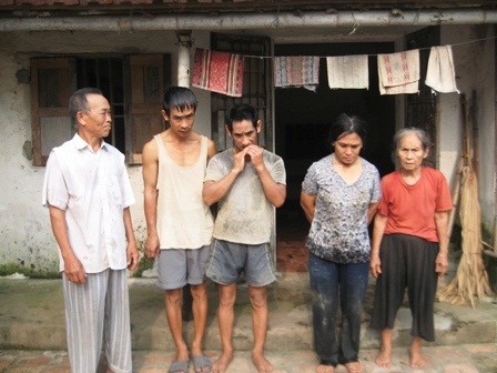 Hai mái đầu bạc "gồng mình" nuôi 3 con tâm thần - 1