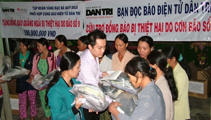 Trao 300 phần quà cho đồng bào miền Trung - 3 Trao 300 phần quà cho đồng bào miền Trung - 3