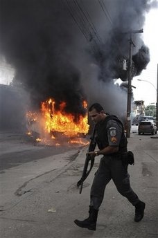 Brazil: Tội phạm ma tuý bắn rơi trực thăng cảnh sát - 1