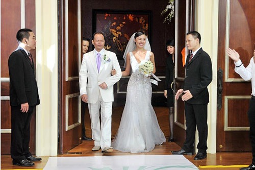 Huỳnh Thanh Tuyền rạng rỡ trong ngày cưới - 20