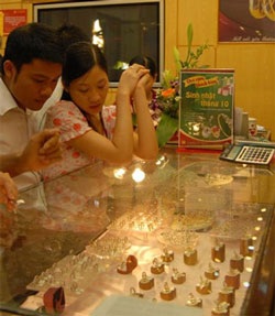 Đầu tuần, giá vàng giao dịch ở mức 2,366 triệu đồng/chỉ - 1 Đầu tuần, giá vàng giao dịch ở mức 2,366 triệu đồng/chỉ - 1