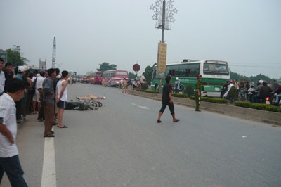 Một công an bị xe container cán chết - 2