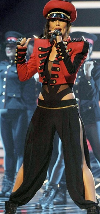 Biểu diễn quá “say”, Whitney Houston tuột dây váy - 3