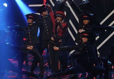 Biểu diễn quá “say”, Whitney Houston tuột dây váy - 5