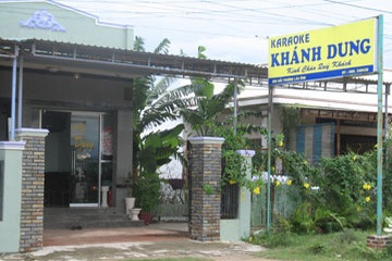 Tước quân tịch cảnh sát gí súng vào đầu bạn gái vì ghen - 1 Tước quân tịch cảnh sát gí súng vào đầu bạn gái vì ghen - 1