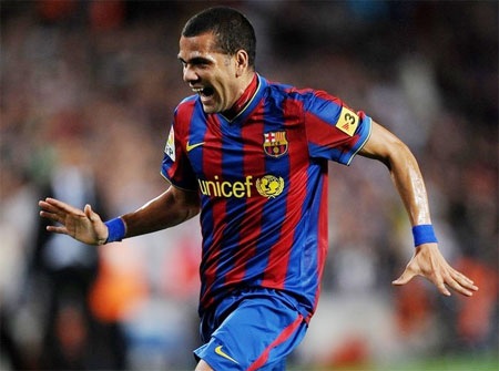 Chấn thương của Alves khiến Barca thêm đau đớn - 1