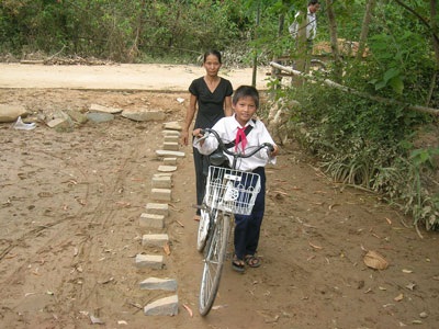 “Xóm không chồng” và những đứa trẻ mang họ mẹ - 1 “Xóm không chồng” và những đứa trẻ mang họ mẹ - 1