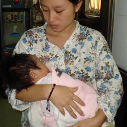 Hoàn cảnh trớ trêu của cậu bé 2 tháng tuổi - 1