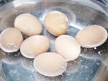 Tẩy trắng trứng: Độc hại cho người làm nhiều hơn người ăn - 1 Tẩy trắng trứng: Độc hại cho người làm nhiều hơn người ăn - 1
