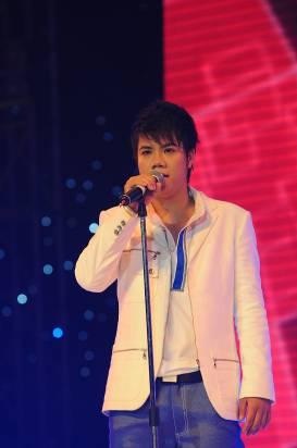 Đinh Mạnh Ninh giành phần thưởng đi Mỹ thu âm cùng Akon - 5 Đinh Mạnh Ninh giành phần thưởng đi Mỹ thu âm cùng Akon - 5