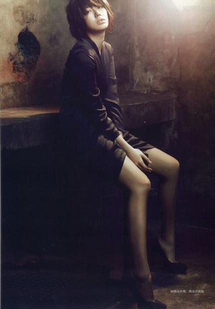 Yoon Eun Hye “biến hóa” với màu đen - 5 Yoon Eun Hye “biến hóa” với màu đen - 5