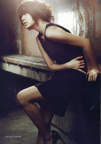 Yoon Eun Hye “biến hóa” với màu đen - 6 Yoon Eun Hye “biến hóa” với màu đen - 6