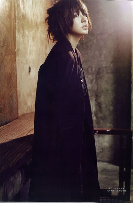 Yoon Eun Hye “biến hóa” với màu đen - 7 Yoon Eun Hye “biến hóa” với màu đen - 7