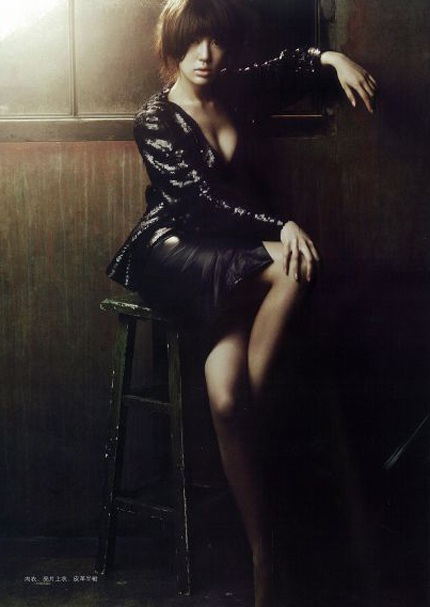 Yoon Eun Hye “biến hóa” với màu đen - 8 Yoon Eun Hye “biến hóa” với màu đen - 8