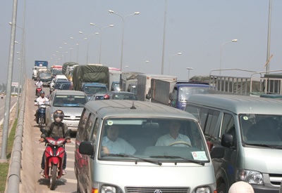 Tai nạn gây tê liệt giao thông trên cầu Thăng Long - 1