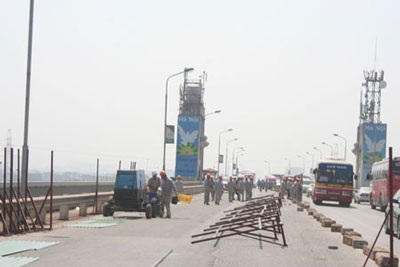 Tai nạn gây tê liệt giao thông trên cầu Thăng Long - 4