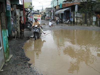 Khổ vì ao “mọc” giữa đường - 2