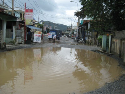 Khổ vì ao “mọc” giữa đường - 1