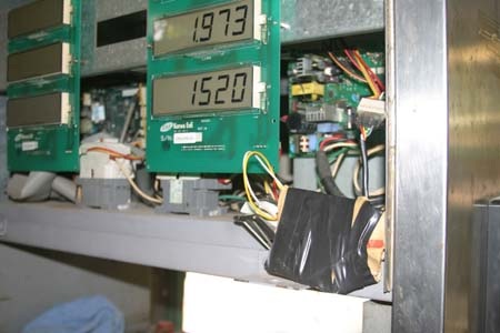 Phát hiện cây xăng gắn chip điện tử để "móc túi" khách hàng - 1 Phát hiện cây xăng gắn chip điện tử để "móc túi" khách hàng - 1