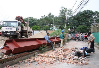 Thanh sắt hơn 3 tấn rơi sập tường, đè 2 người trọng thương - 1 Thanh sắt hơn 3 tấn rơi sập tường, đè 2 người trọng thương - 1