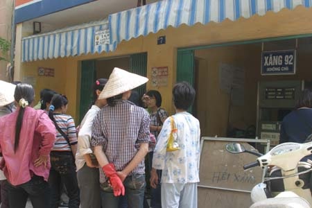 Phát hiện cây xăng gắn chip điện tử để "móc túi" khách hàng - 2 Phát hiện cây xăng gắn chip điện tử để "móc túi" khách hàng - 2