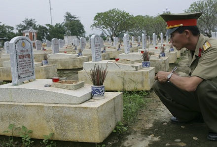 Nghẹn ngào bên 10.000 vong linh liệt sĩ quân tình nguyện - 4 Nghẹn ngào bên 10.000 vong linh liệt sĩ quân tình nguyện - 4