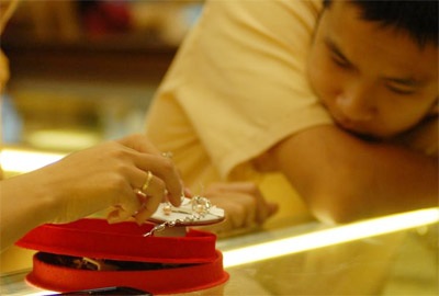 Vàng giảm nhẹ, giao dịch kém sôi động - 1 Vàng giảm nhẹ, giao dịch kém sôi động - 1