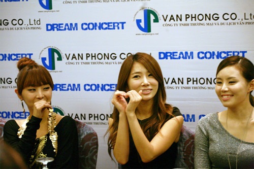 T- Max khen các nhà báo nữ Việt Nam xinh đẹp - 4