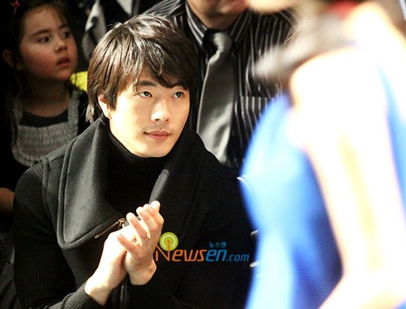 Vợ chồng Kwon Sang Woo “trốn” con đi chơi riêng - 12