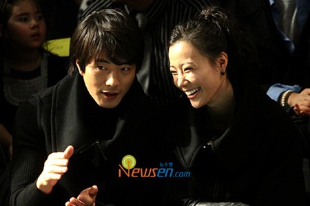 Vợ chồng Kwon Sang Woo “trốn” con đi chơi riêng - 7