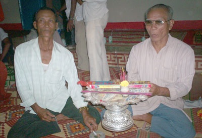 Thành kính lễ dâng bông, dâng y cà sa của người Khơmer - 10 Thành kính lễ dâng bông, dâng y cà sa của người Khơmer - 10