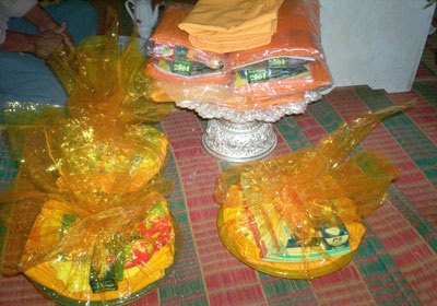 Thành kính lễ dâng bông, dâng y cà sa của người Khơmer - 2 Thành kính lễ dâng bông, dâng y cà sa của người Khơmer - 2