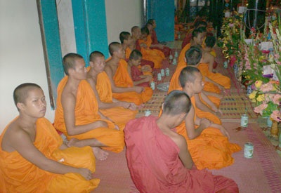 Thành kính lễ dâng bông, dâng y cà sa của người Khơmer - 4 Thành kính lễ dâng bông, dâng y cà sa của người Khơmer - 4