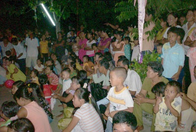 Thành kính lễ dâng bông, dâng y cà sa của người Khơmer - 5 Thành kính lễ dâng bông, dâng y cà sa của người Khơmer - 5