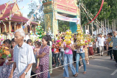 Thành kính lễ dâng bông, dâng y cà sa của người Khơmer - 6 Thành kính lễ dâng bông, dâng y cà sa của người Khơmer - 6
