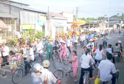 Thành kính lễ dâng bông, dâng y cà sa của người Khơmer - 9 Thành kính lễ dâng bông, dâng y cà sa của người Khơmer - 9