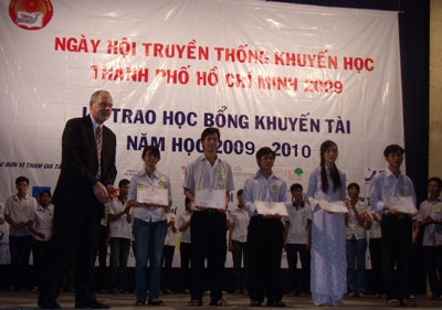 Trao 720 suất học bổng trong Ngày hội khuyến học  - 1