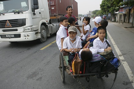 Xích lô “buýt” đi học - 3 Xích lô “buýt” đi học - 3