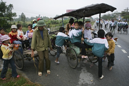 Xích lô “buýt” đi học - 2 Xích lô “buýt” đi học - 2