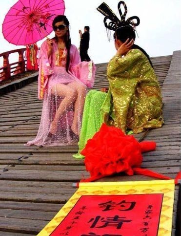 Quảng cáo tìm chồng giữa khu du lịch - 1