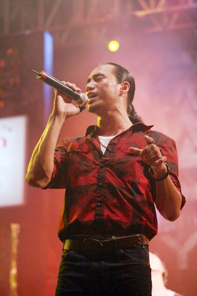 Phạm Anh Khoa “cháy” hết mình trong mưa - 1