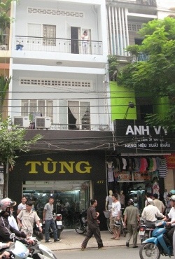 Hàng chục cảnh sát giải cứu cô gái đòi nhảy lầu - 1