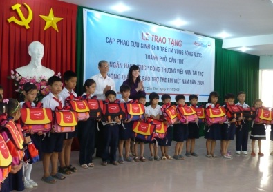 Trao tặng cặp phao cứu sinh cho học sinh vùng sông nước - 1 Trao tặng cặp phao cứu sinh cho học sinh vùng sông nước - 1