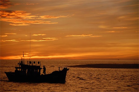 Chùm ảnh: Thuyền về giữa bình minh - 1 Chùm ảnh: Thuyền về giữa bình minh - 1